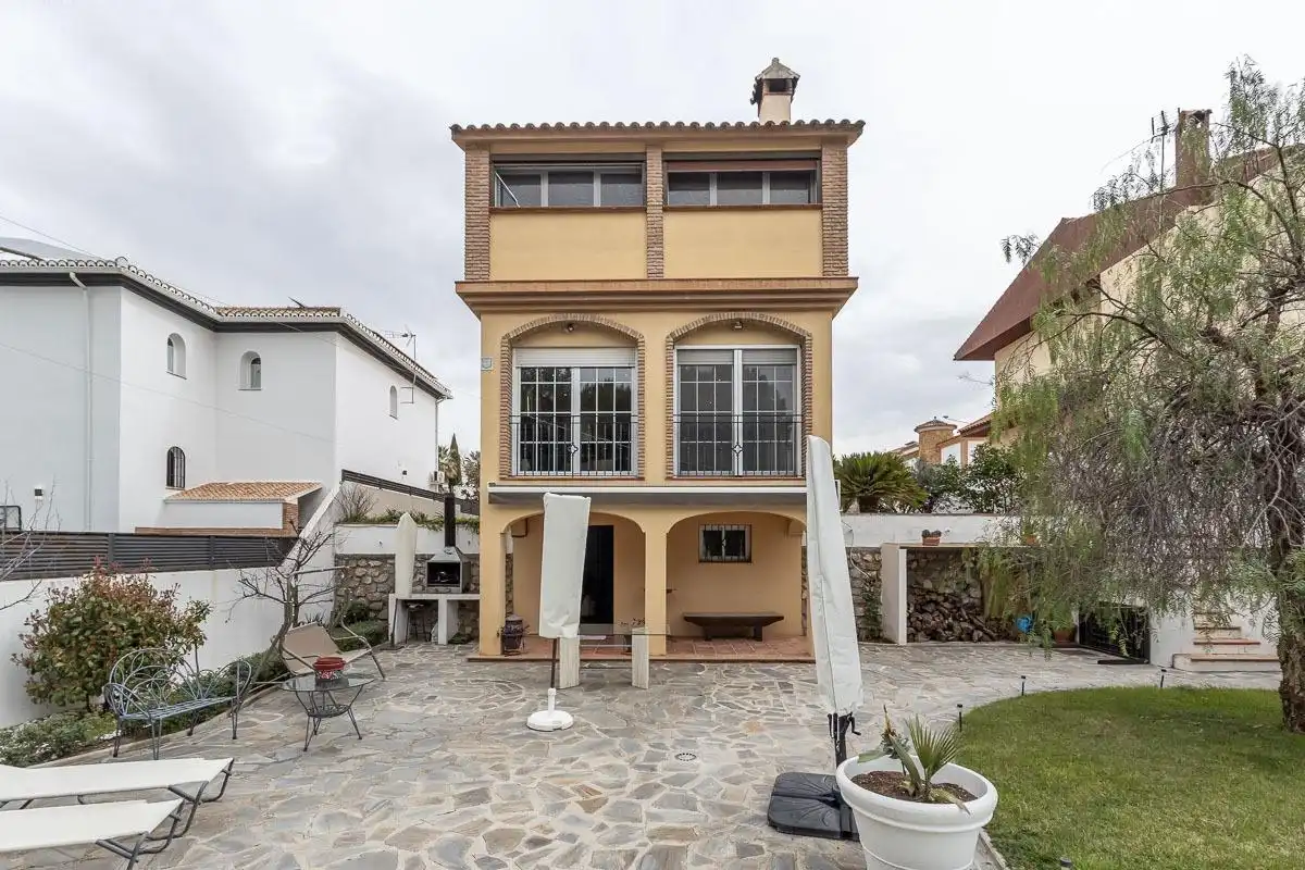 Vista exterior de Casa adosada en venda en Alhendín amb Jardí privat i Piscina