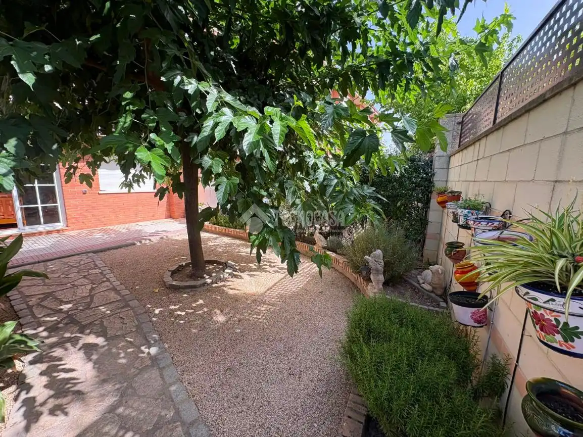 Casa adosada en venta en Zaragoza con Terraza