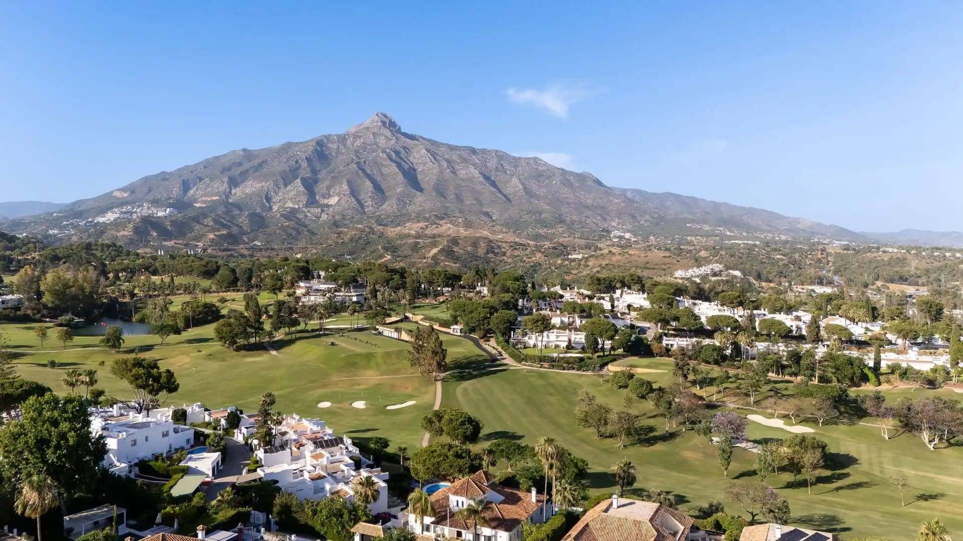 Vista exterior de Casa adosada en venta en Marbella con Terraza