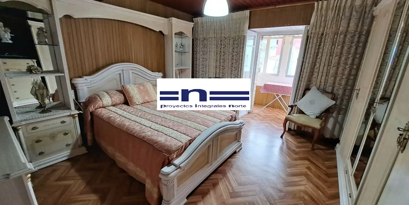 Habitación de Casa adosada en venta en Muxía con Amueblado y Balcón