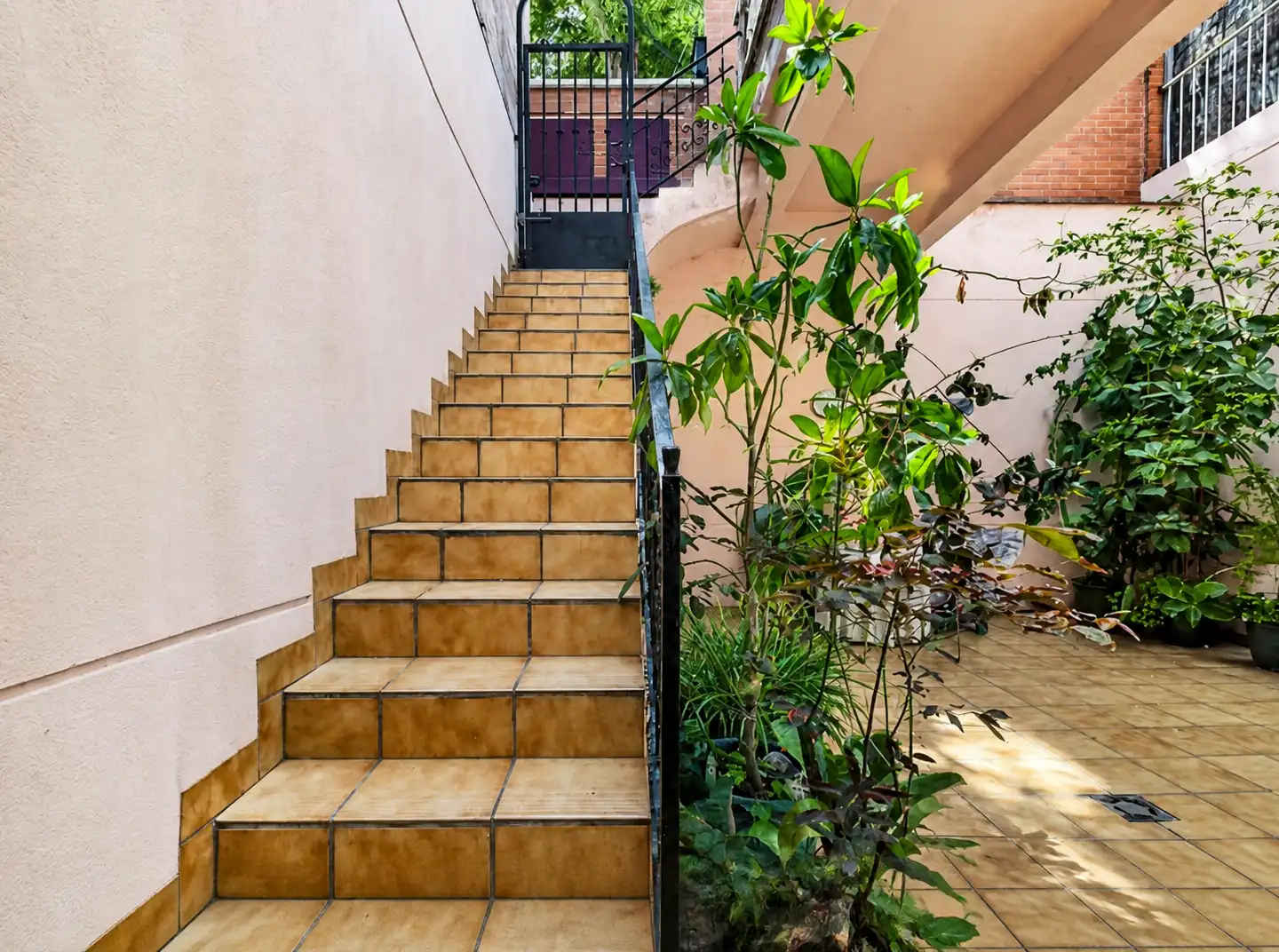 Vista exterior de Planta baixa en venda en Barcelona amb Calefacció, Jardí privat i Terrassa