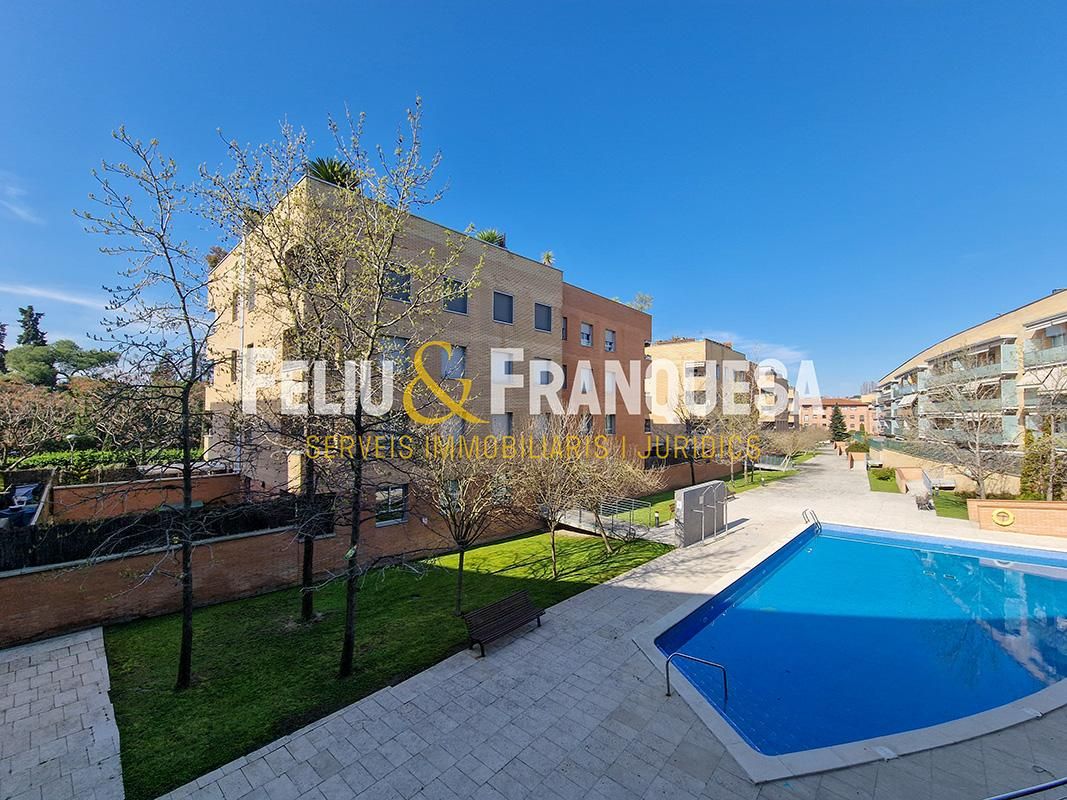 Vista exterior de Piso en venta en Sant Cugat del Vallès con Calefacción, Jardín privado y Terraza