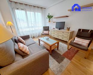Sala d'estar de Pis en venda en Oviedo  amb Calefacció, Parquet i Traster