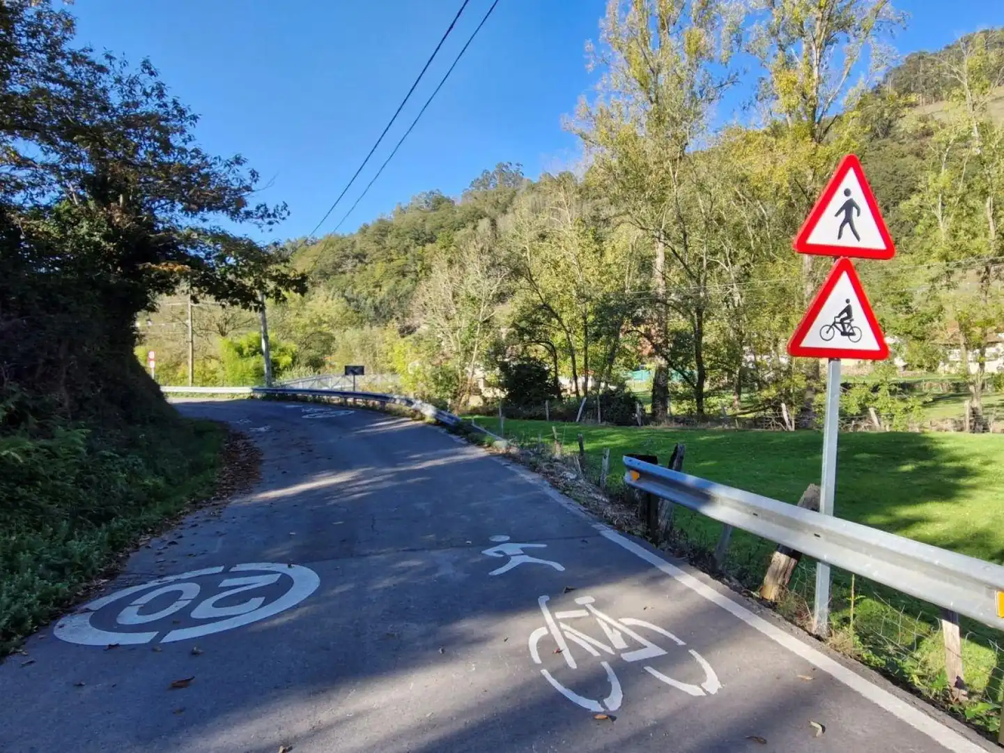 Außenansicht von Einfamilien-Reihenhaus zum Verkauf in Arenas de Iguña mit Privatgarten und Balkon