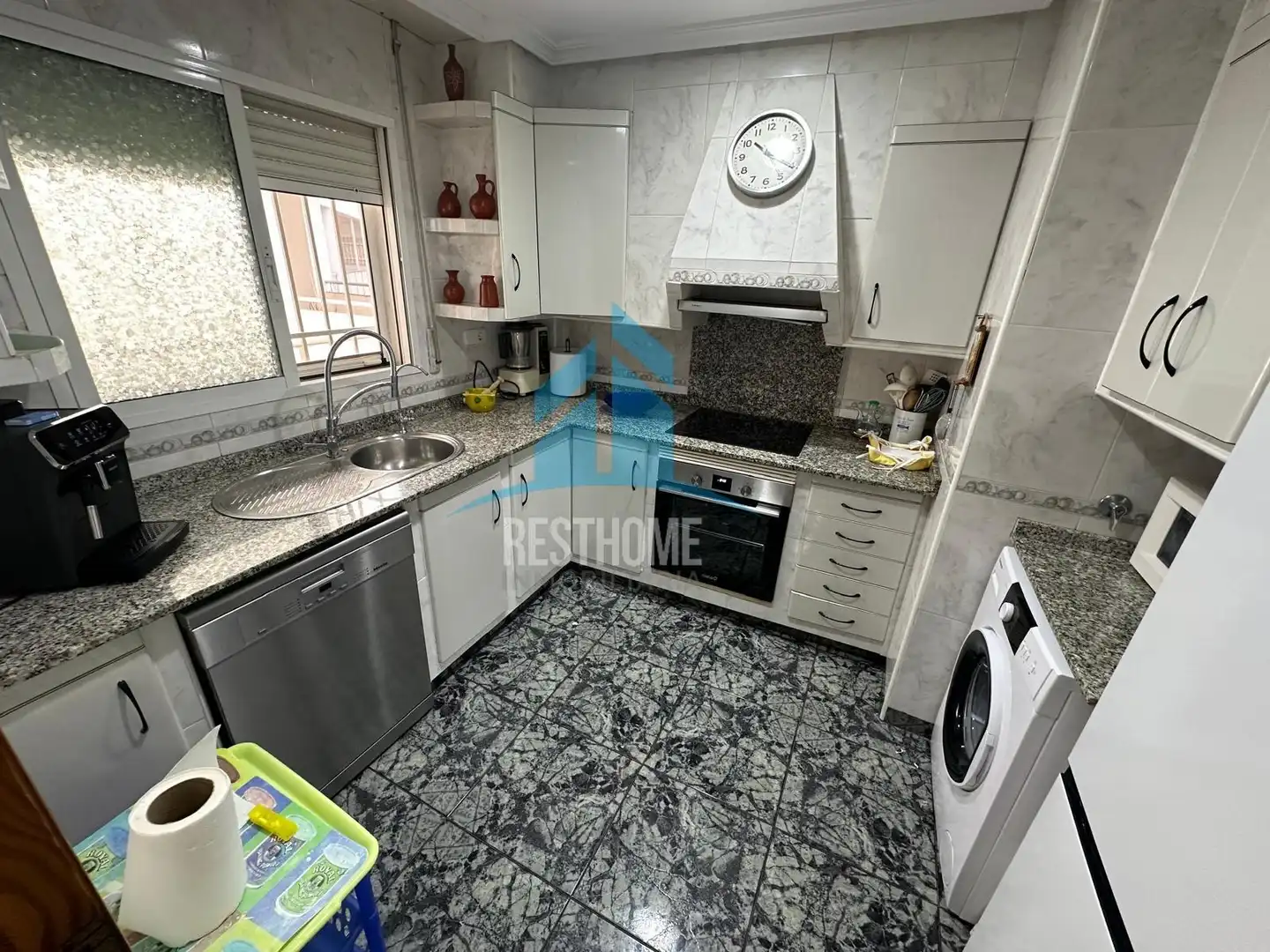 Küche von Wohnung zum Verkauf in Cullera mit Klimaanlage, Privatgarten und Terrasse