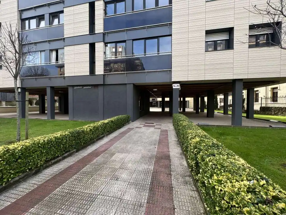 Vista exterior de Piso de alquiler en Zarautz con Calefacción y Balcón