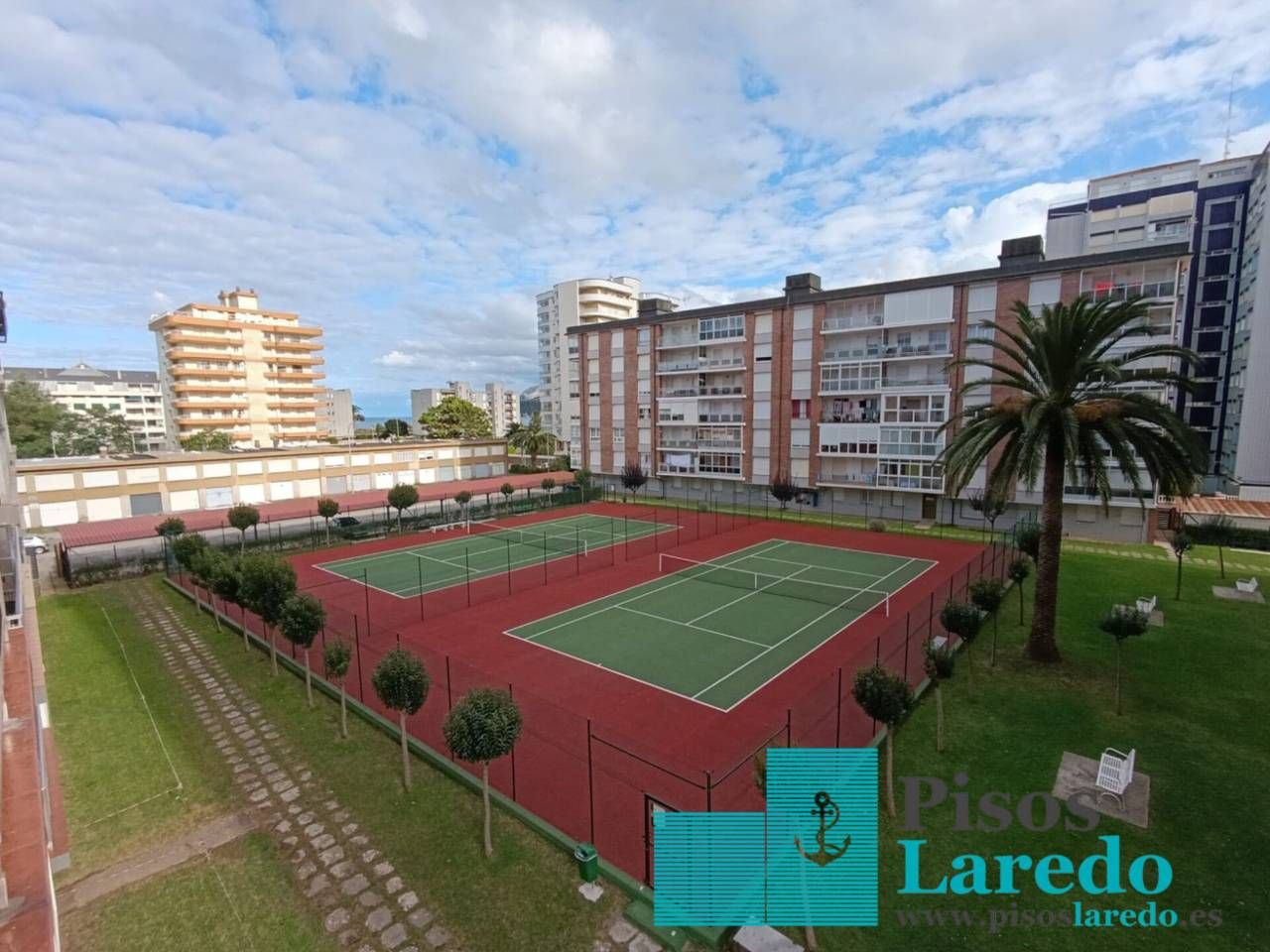 Vista exterior de Pis en venda en Laredo amb Calefacció i Terrassa