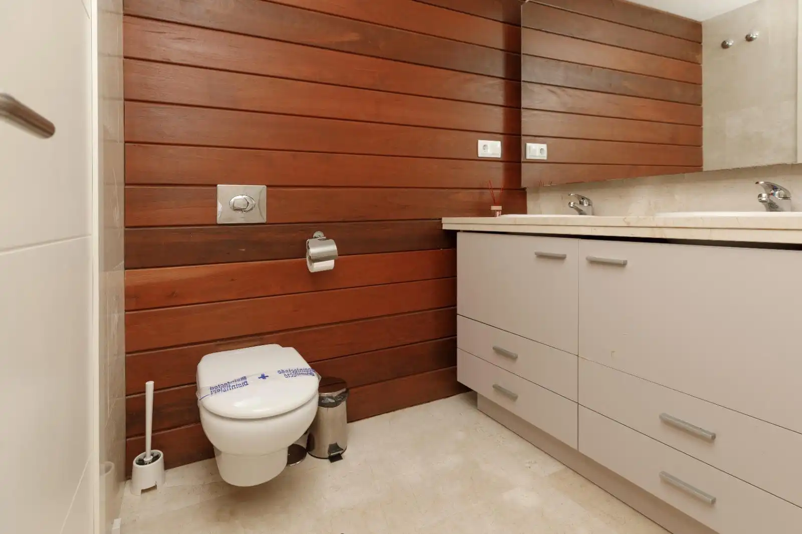 Badezimmer von Dachboden zum Verkauf in Manilva mit Klimaanlage, Heizung und Terrasse