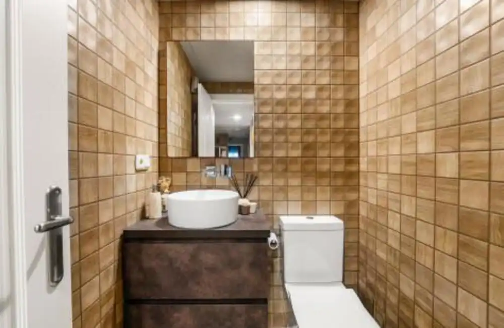Badezimmer von Erdgeschoss zum Verkauf in Benahavís mit Klimaanlage, Terrasse und Abstellraum