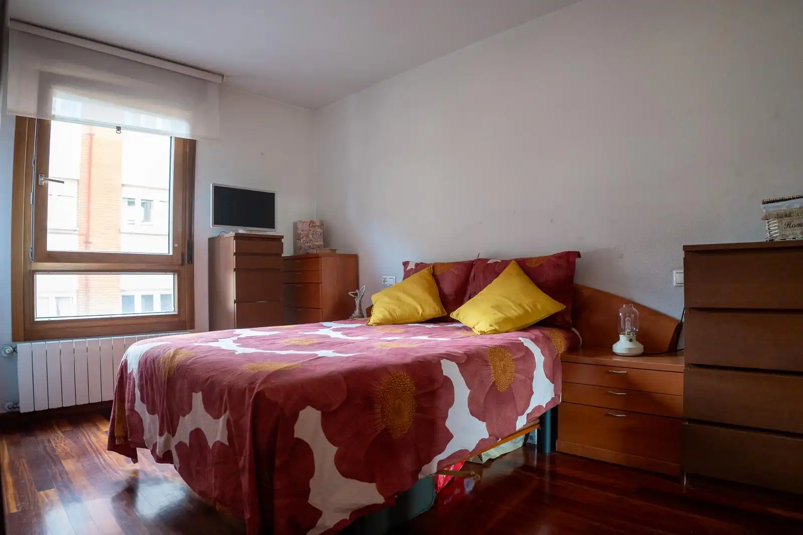 Dormitori de Apartament en venda en Gijón  amb Calefacció, Parquet i Traster