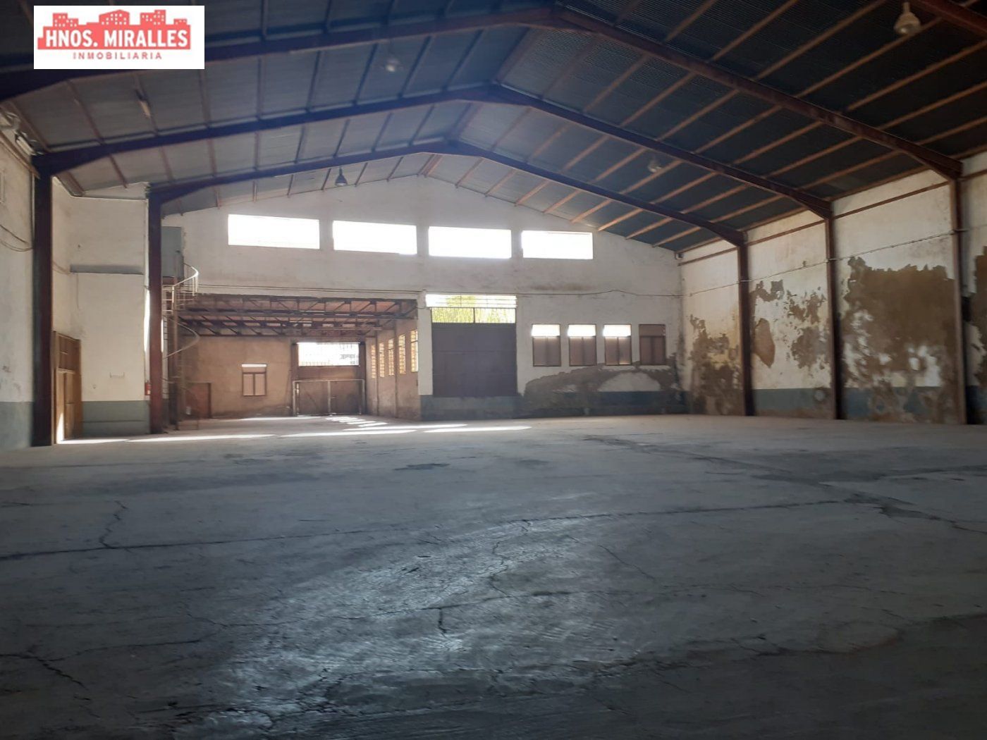 Nau industrial de lloguer en Cox