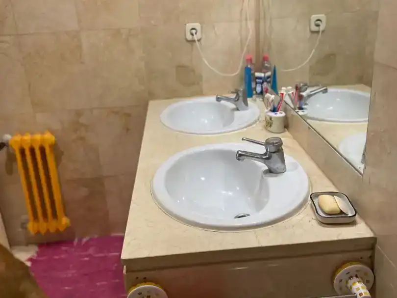 Badezimmer von Einfamilien-Reihenhaus zur Miete in  Madrid Capital mit Schwimmbad