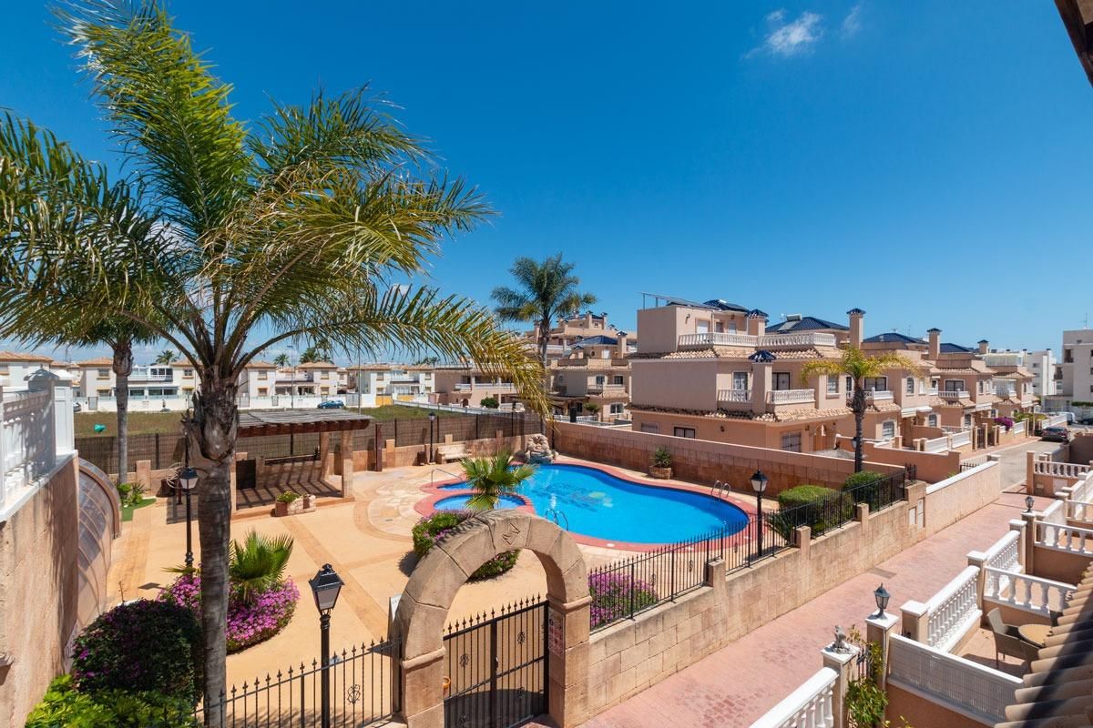 Vista exterior de Casa adosada en venda en Orihuela amb Aire condicionat, Calefacció i Jardí privat