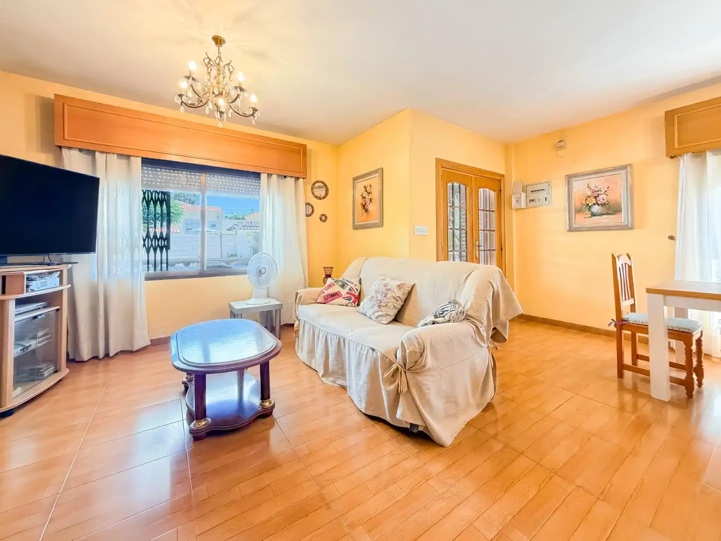 Sala d'estar de Casa o xalet en venda en L'Eliana amb Aire condicionat, Jardí privat i Terrassa