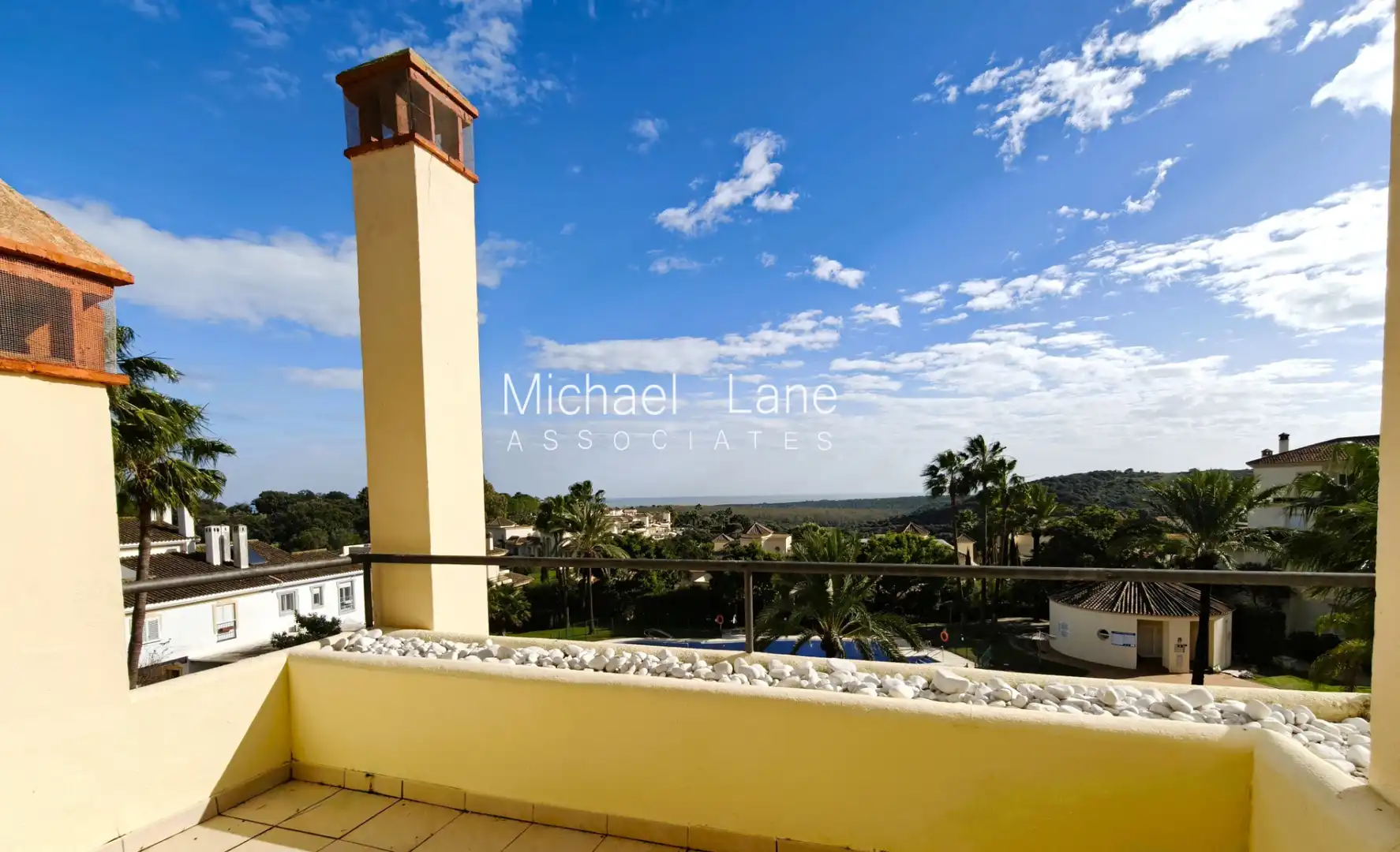 Vista exterior de Àtic en venda en Sotogrande amb Aire condicionat, Terrassa i Traster