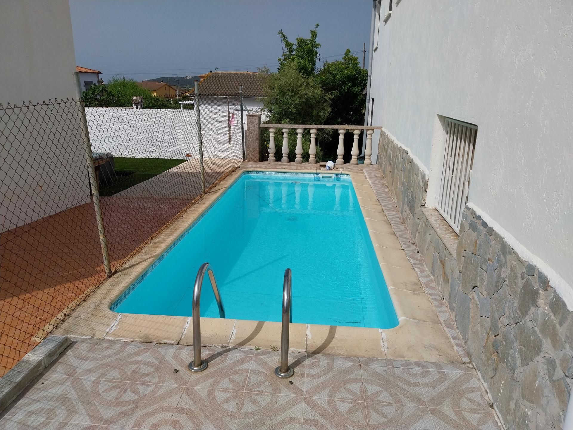 Swimming pool of Single-family semi-detached for sale in El Vendrell  with Heating, Terrace and Swimming Pool