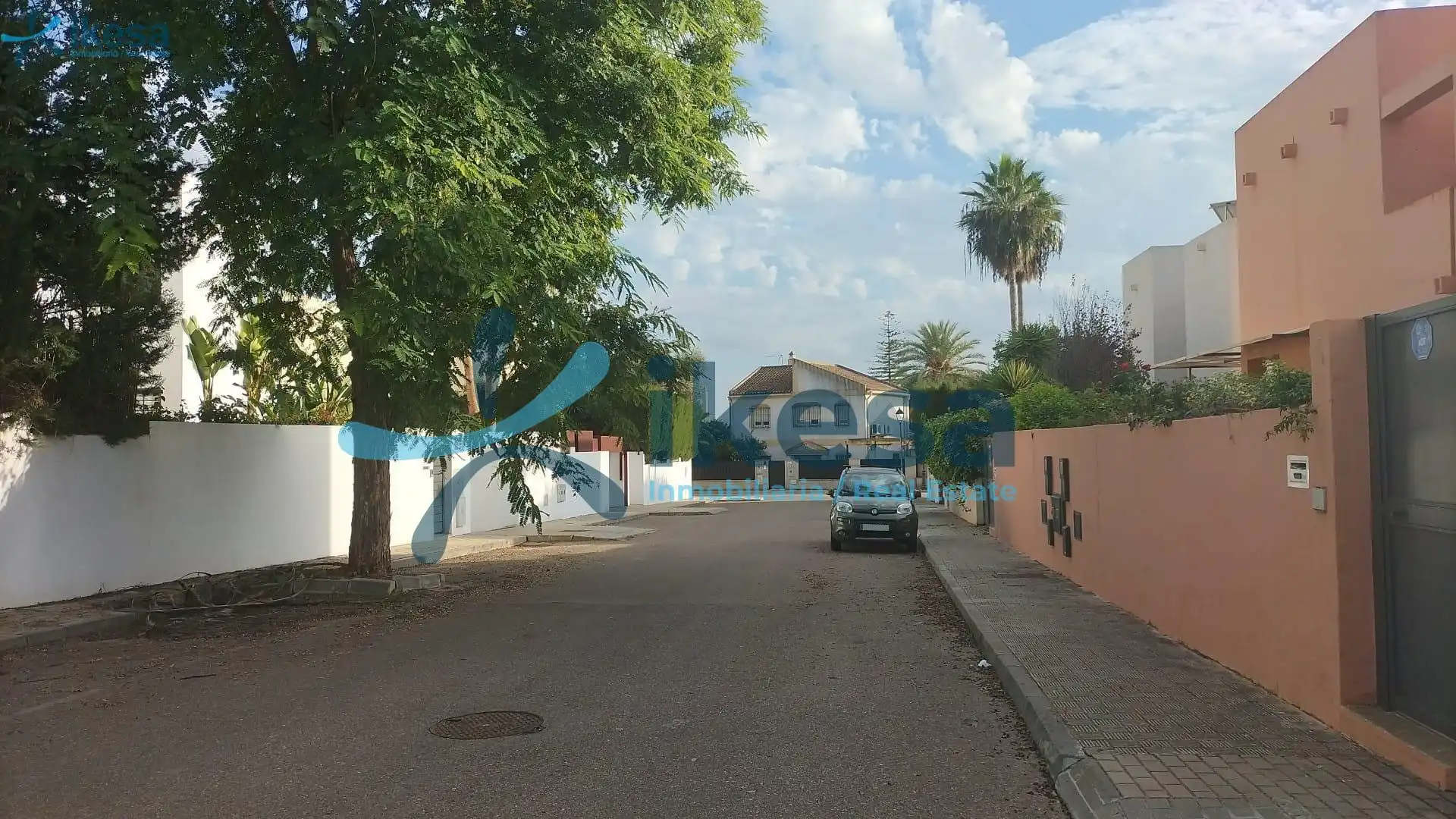 Vista exterior de Casa o xalet en venda en Espartinas amb Jardí privat, Piscina i Piscina comunitària