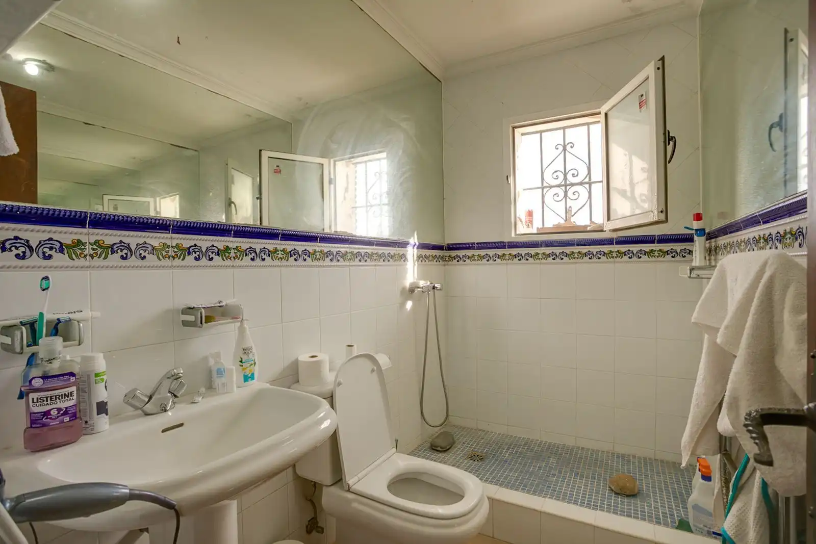 Bathroom of Houses for sale in Estepona  with Air Conditioner, Private garden and Terrace