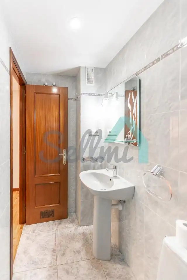 Badezimmer von Wohnung zum Verkauf in Oviedo  mit Heizung, Parkett und Terrasse