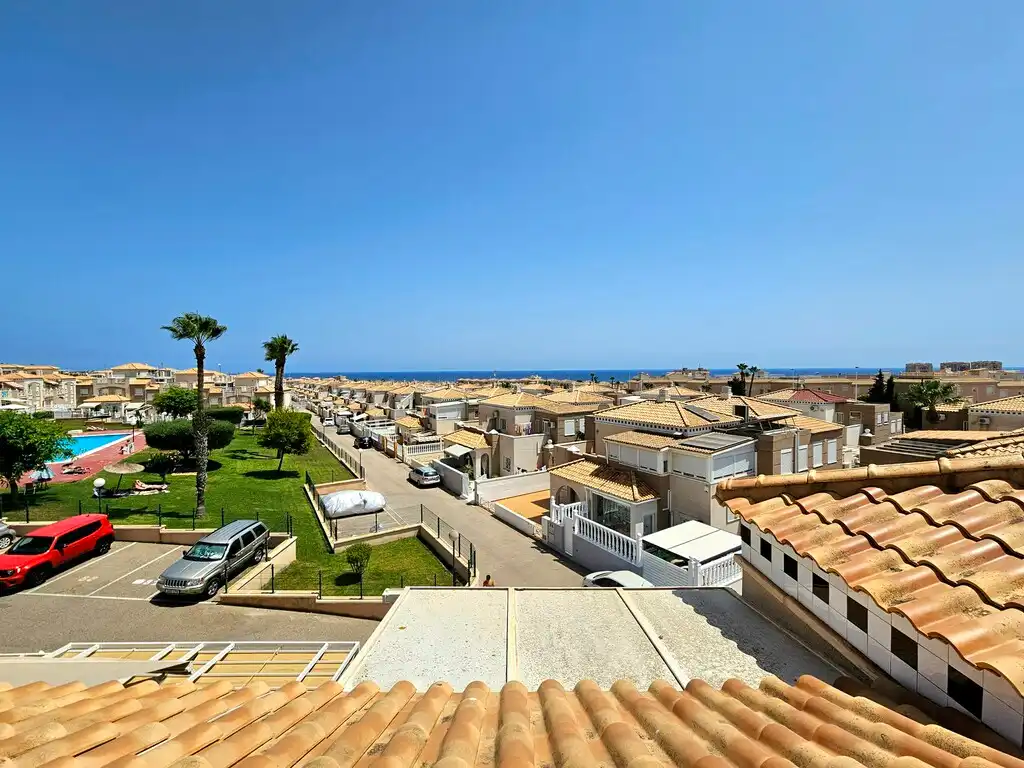 Vista exterior de Casa o xalet en venda en Torrevieja amb Aire condicionat, Terrassa i Moblat
