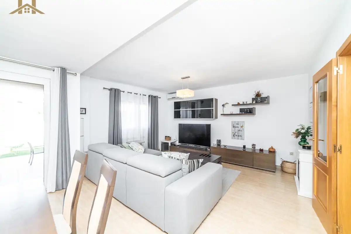 Sala d'estar de Casa adosada en venda en Navalcarnero amb Aire condicionat, Calefacció i Jardí privat