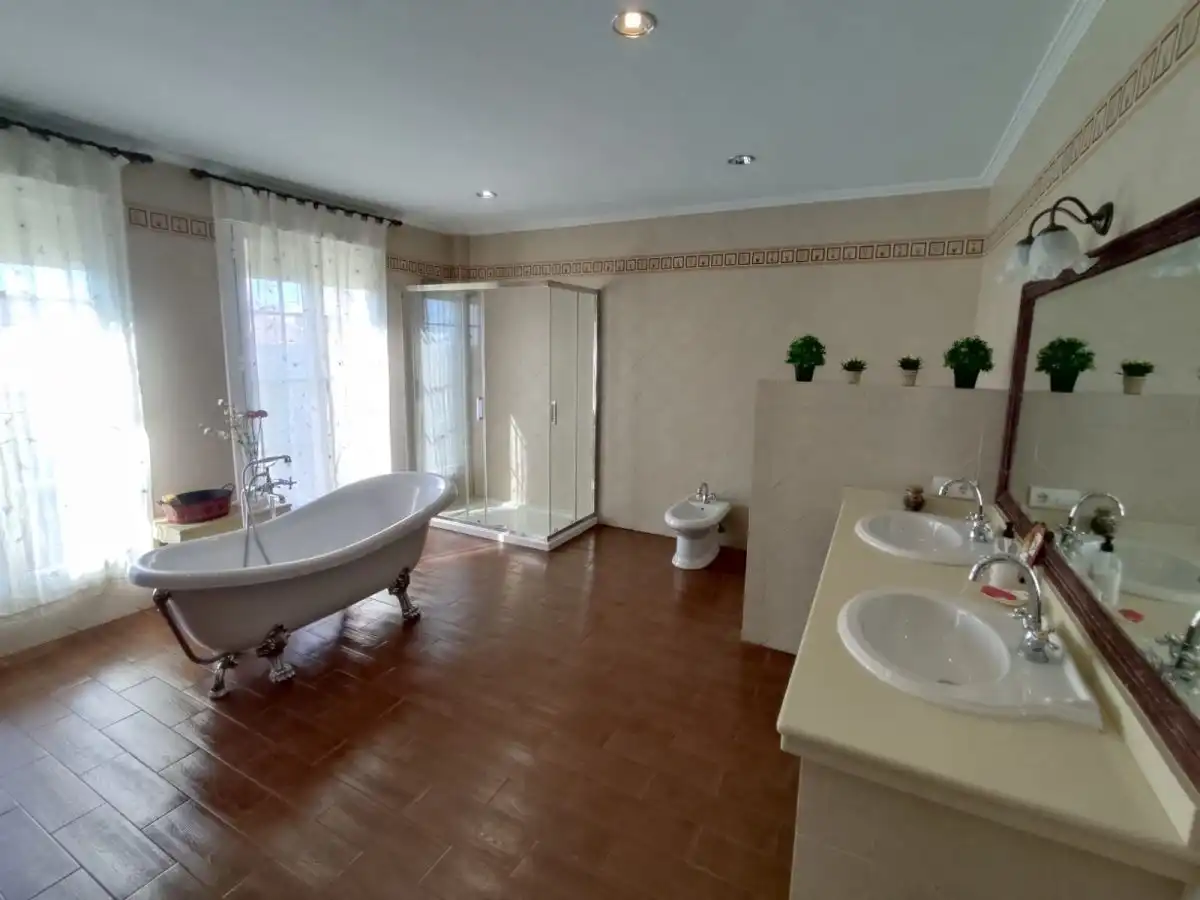 Bany de Casa o xalet en venda en Serradilla amb Aire condicionat