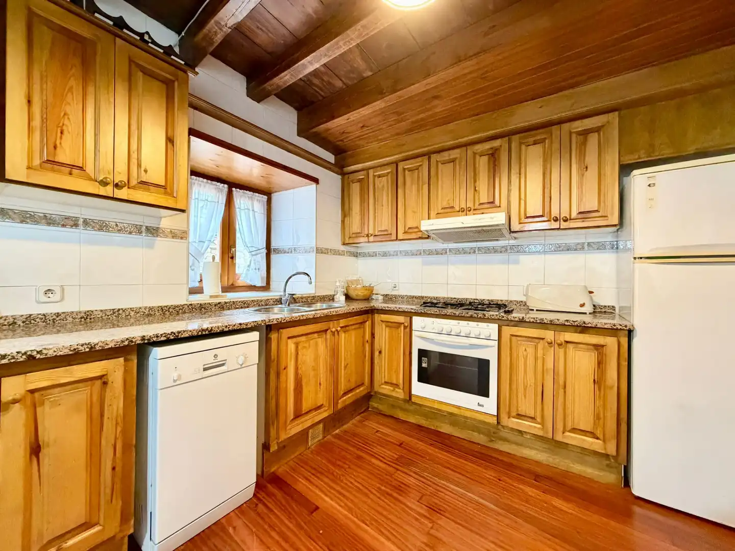 Cuina de Casa o xalet en venda en Vielha e Mijaran amb Calefacció, Parquet i Moblat