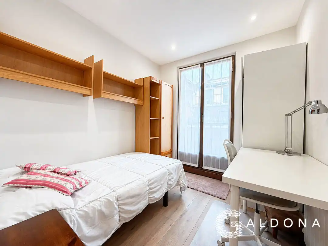 Schlafzimmer von Wohnung zur Miete in Donostia - San Sebastián  mit Heizung, Ofen und Waschmaschine