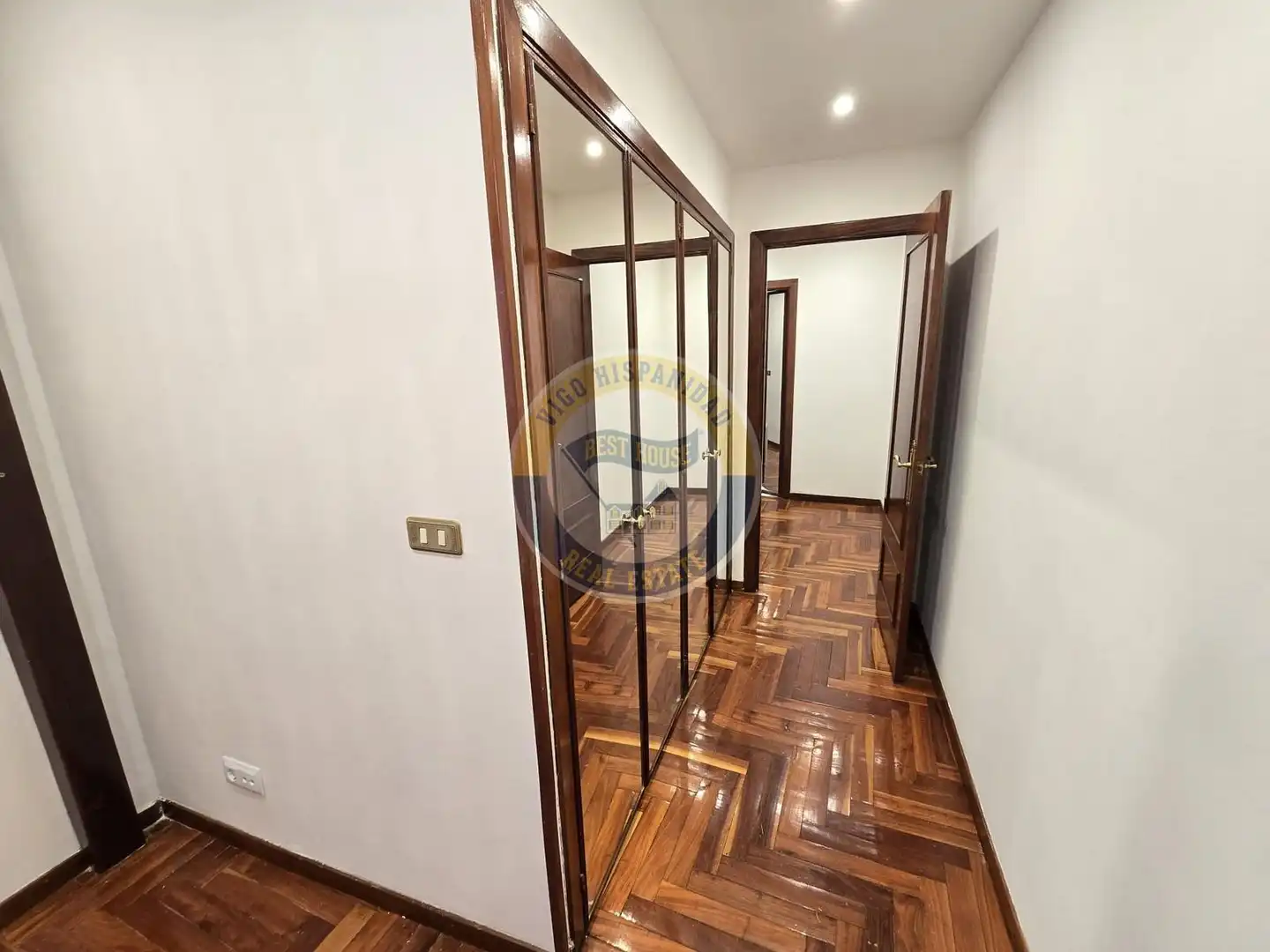 Piso de alquiler en Vigo  con Calefacción, Parquet y Balcón