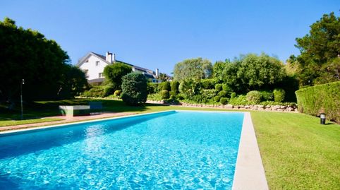 Magnífica casa con jardín y piscina en exclusivo complejo con vigilancia.