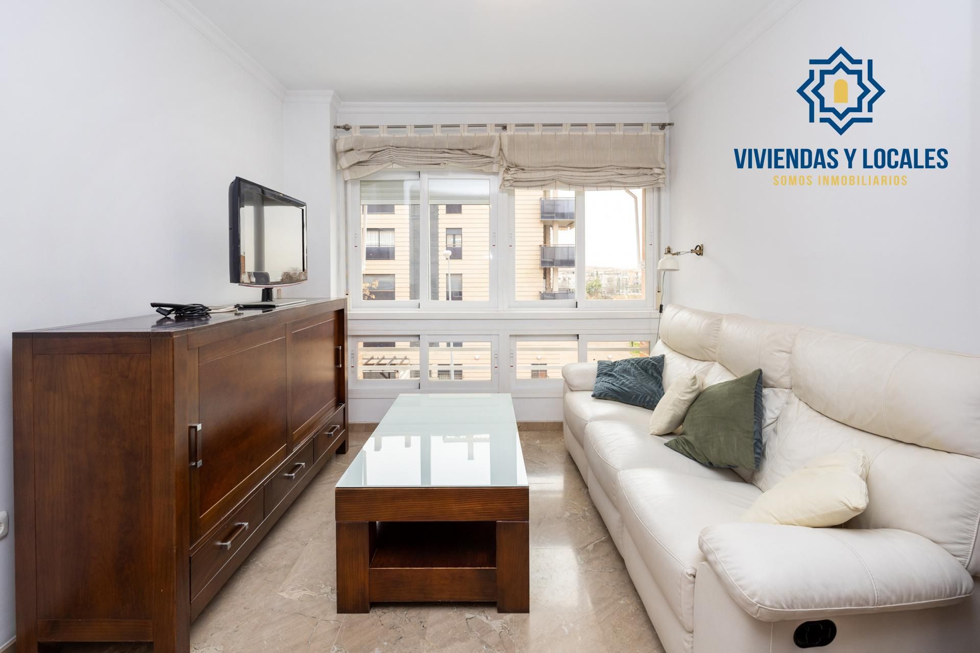 Sala de estar de Piso en venta en  Granada Capital con Calefacción, Jardín privado y Piscina comunitaria