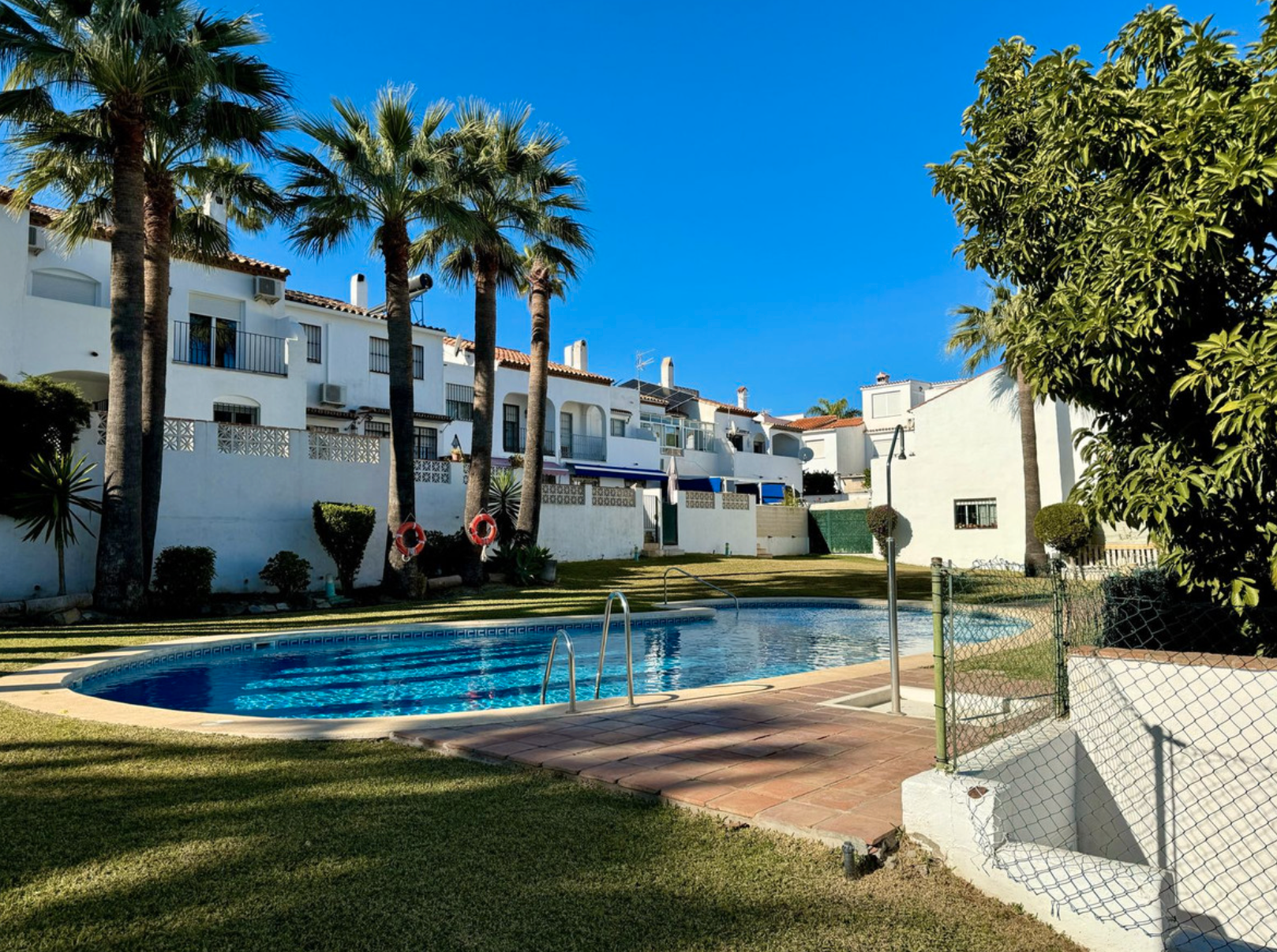 Exterior view of Single-family semi-detached for sale in Estepona  with Air Conditioner, Terrace and Furnished