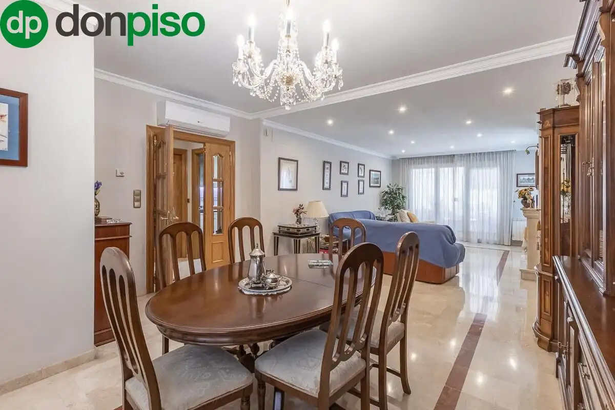 Comedor de Casa adosada en venta en Granada con Calefacción, Jardín privado y Terraza