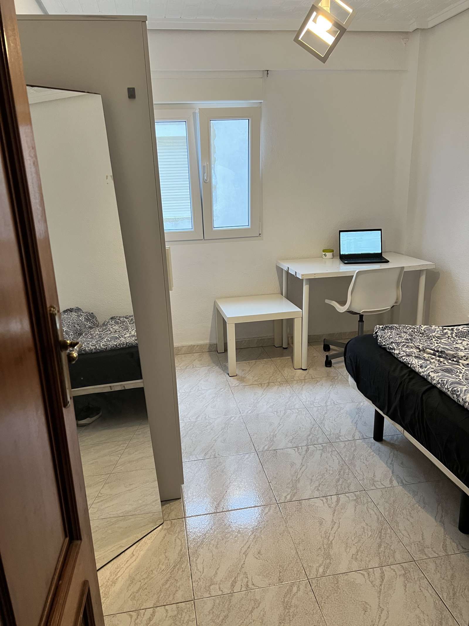 Bedroom of Flat to share in  Valencia Capital  with Air Conditioner and Terrace