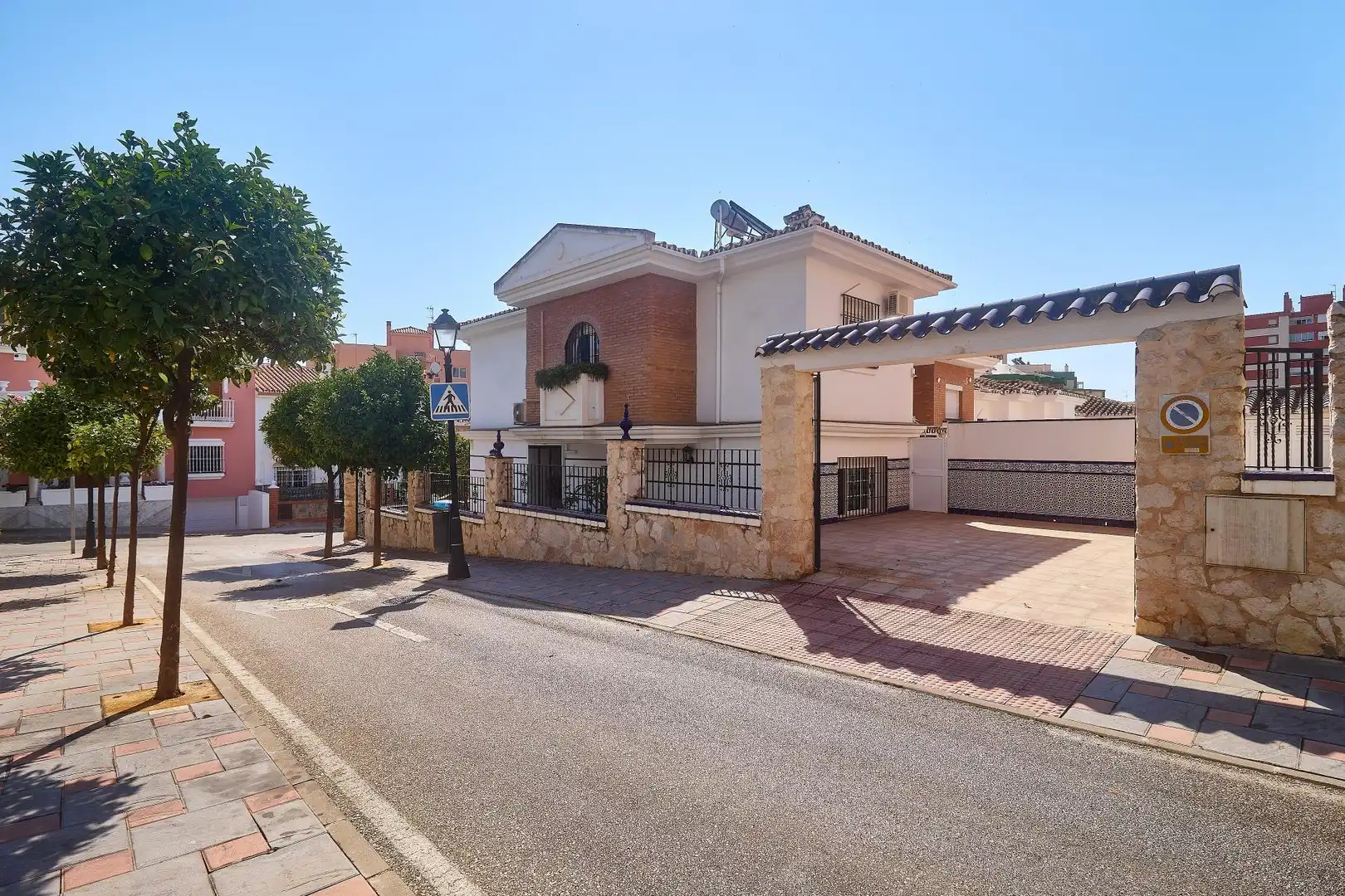 Vista exterior de Casa o xalet en venda en Fuengirola amb Aire condicionat, Calefacció i Terrassa