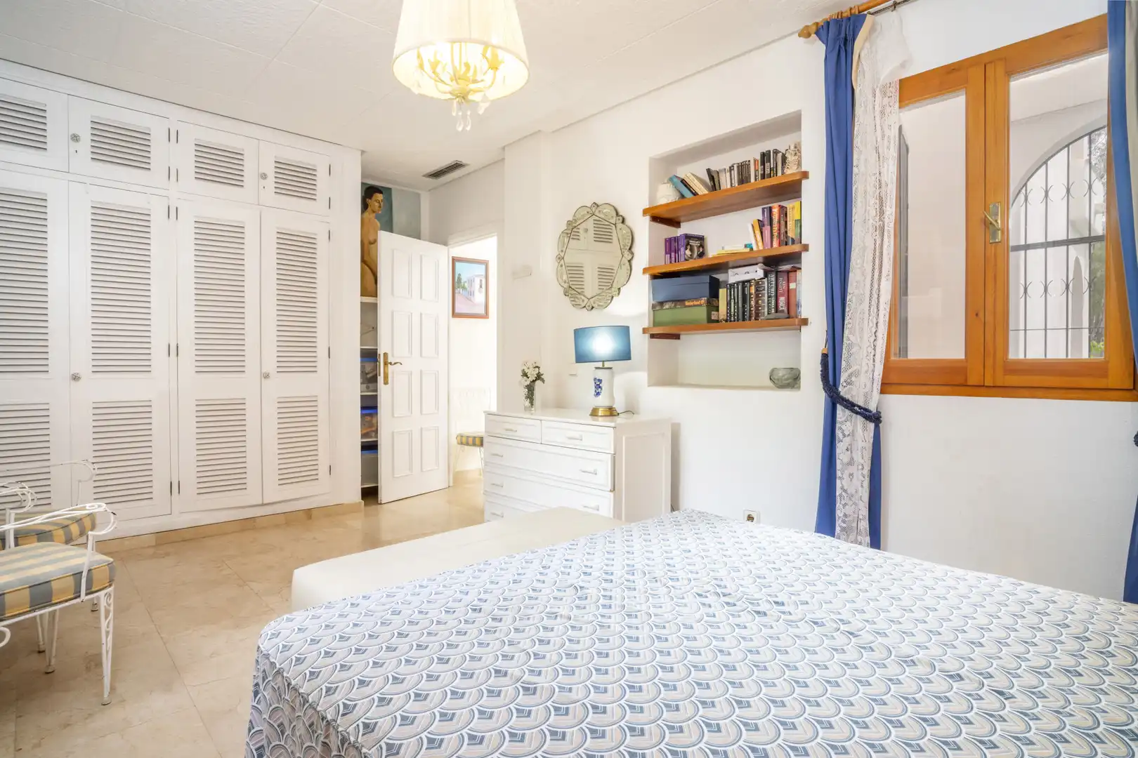 Habitación de Planta baja en venta en Marbella con Aire acondicionado, Terraza y Piscina