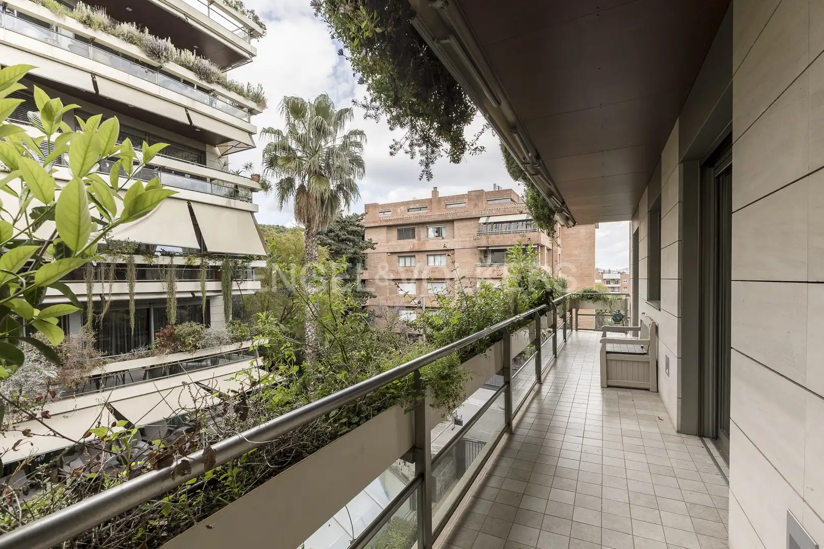 Vista exterior de Pis en venda en Barcelona amb Calefacció, Parquet i Terrassa