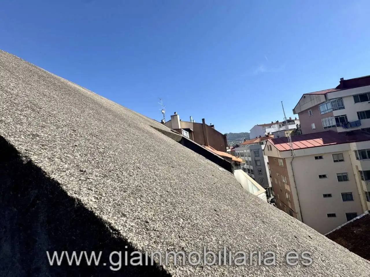 Vista exterior de Edifici en venda en Vigo 