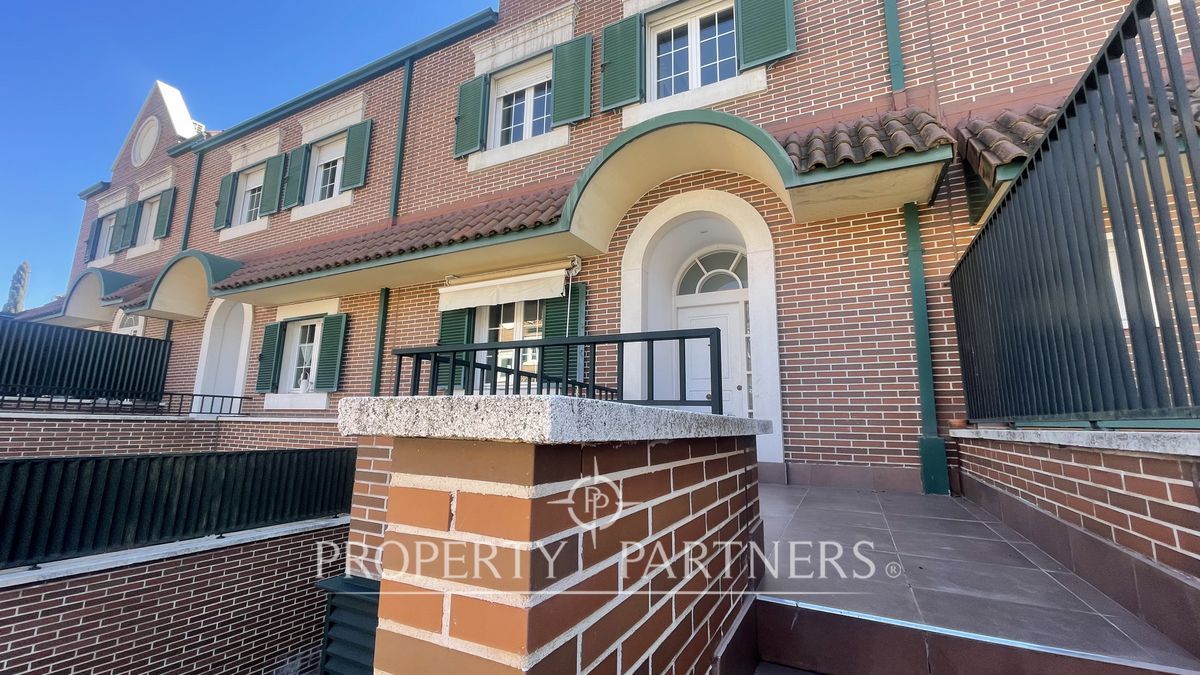 Exterior view of Single-family semi-detached for sale in La Moraleja  with Air Conditioner, Heating and Private garden