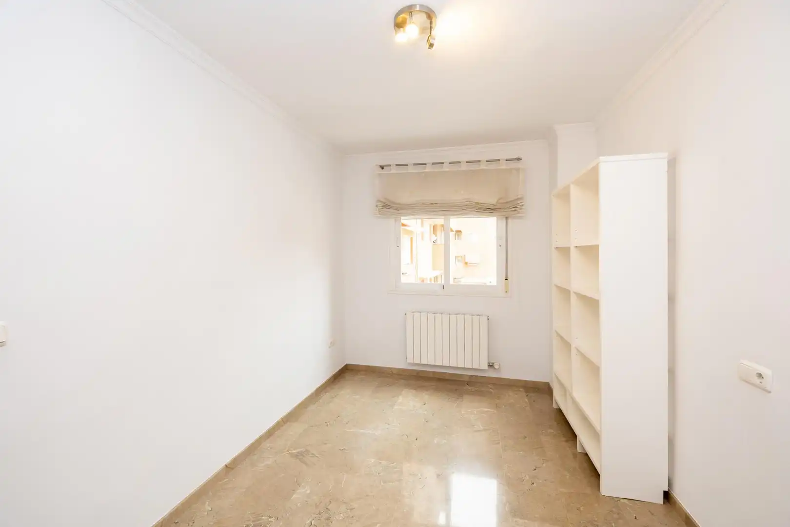 Habitación de Apartamento en venta en Granada con Calefacción, Jardín privado y Piscina comunitaria