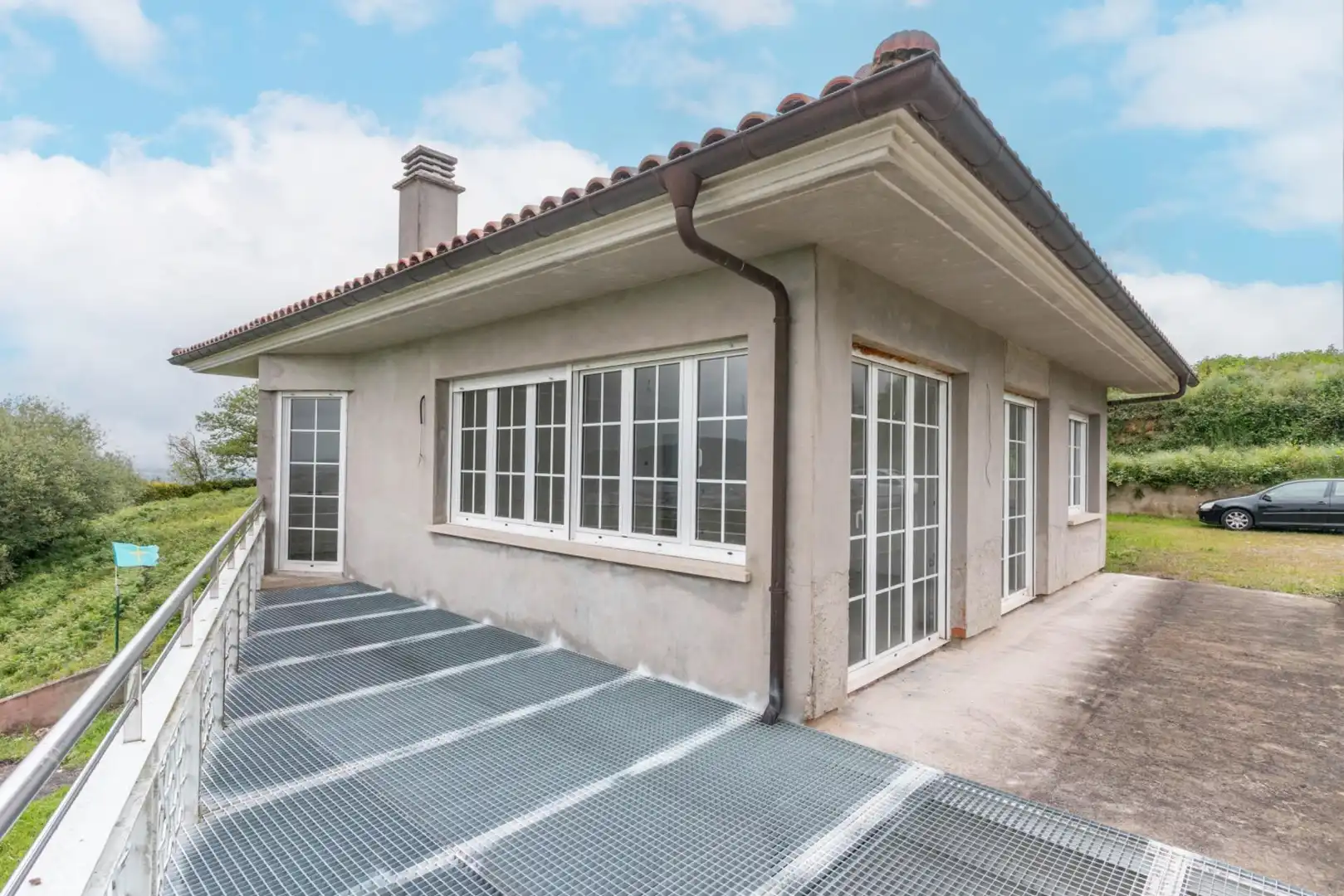Vista exterior de Casa o xalet en venda en Oviedo  amb Jardí privat, Terrassa i Balcó