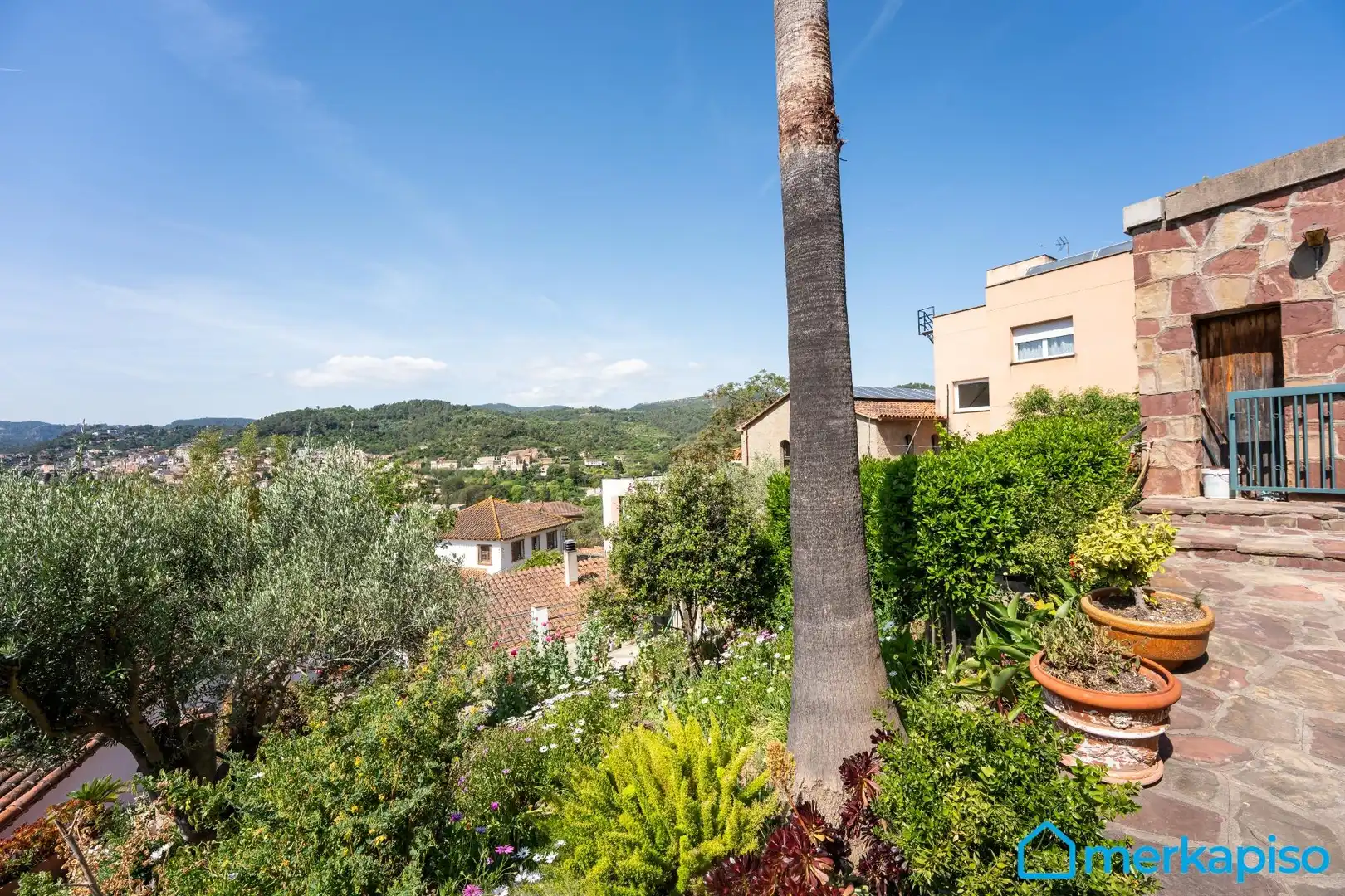 Vista exterior de Finca rústica en venda en Torrelles de Llobregat amb Terrassa