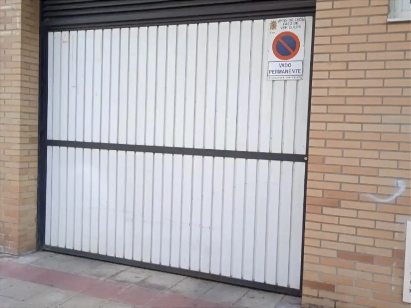 Aparcament de Pis en venda en León Capital  amb Terrassa i Balcó