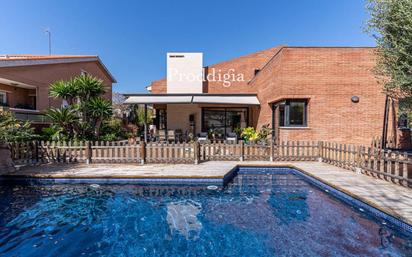 Vista exterior de Casa o xalet en venda en Sant Cugat del Vallès amb Piscina