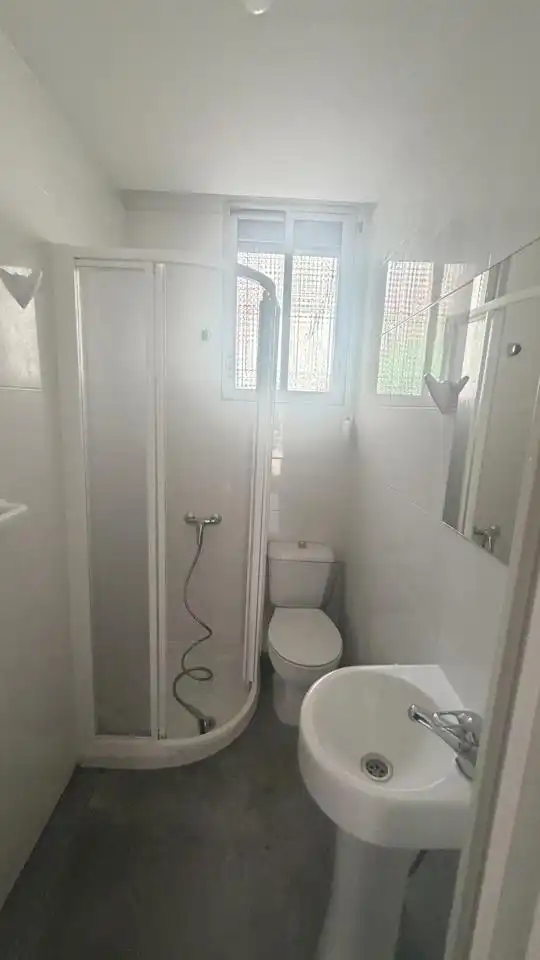 Badezimmer von Erdgeschoss zum Verkauf in Madrid