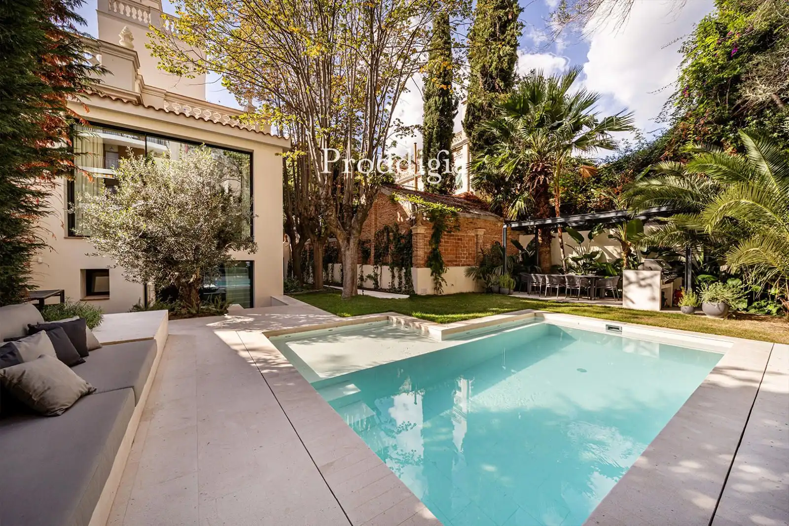 Piscina de Casa o xalet en venda en Barcelona amb Aire condicionat, Calefacció i Jardí privat