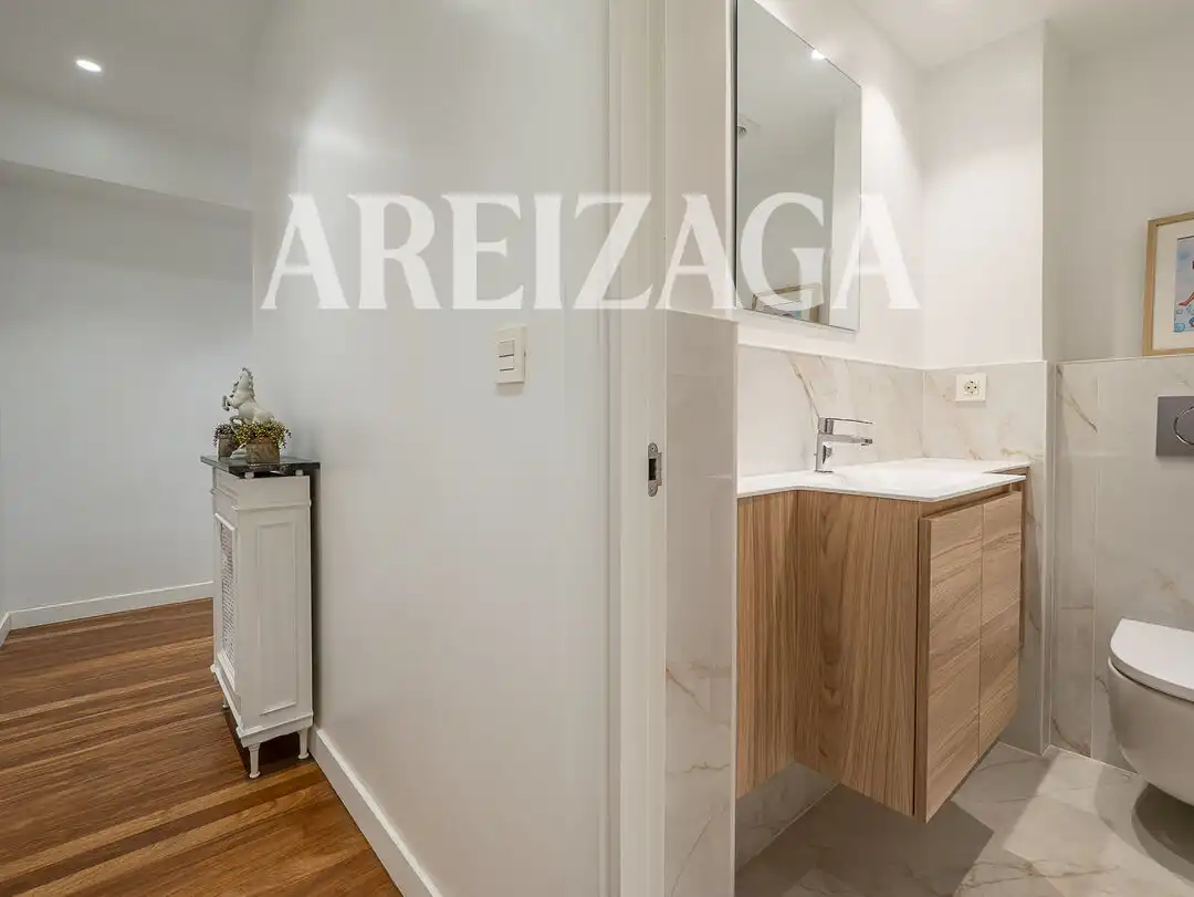 Baño de Piso en venta en Donostia - San Sebastián  con Calefacción y Balcón