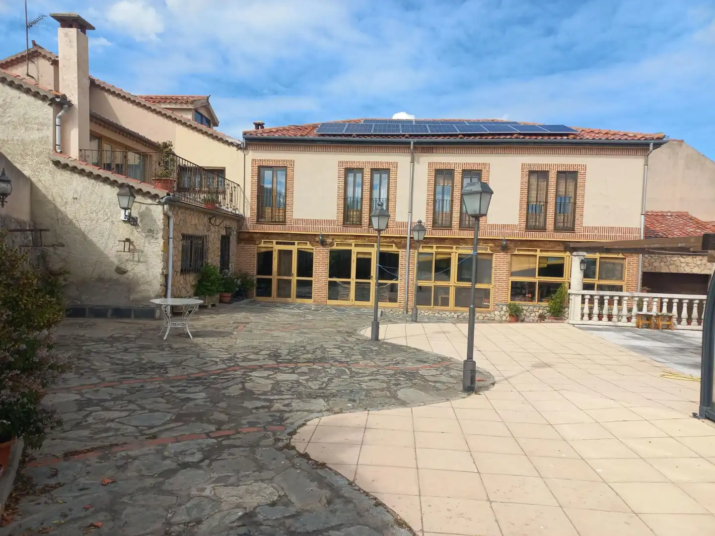 Vista exterior de Casa o xalet en venda en Torrecaballeros amb Calefacció, Jardí privat i Traster