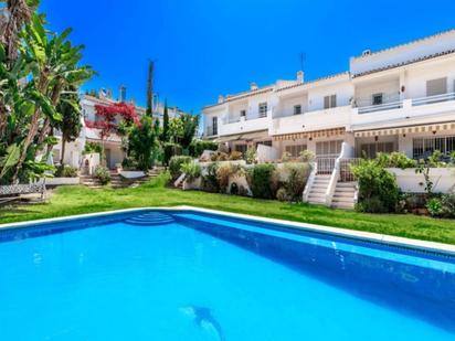 Vista exterior de Casa adosada en venda en Marbella amb Terrassa, Piscina i Piscina comunitària