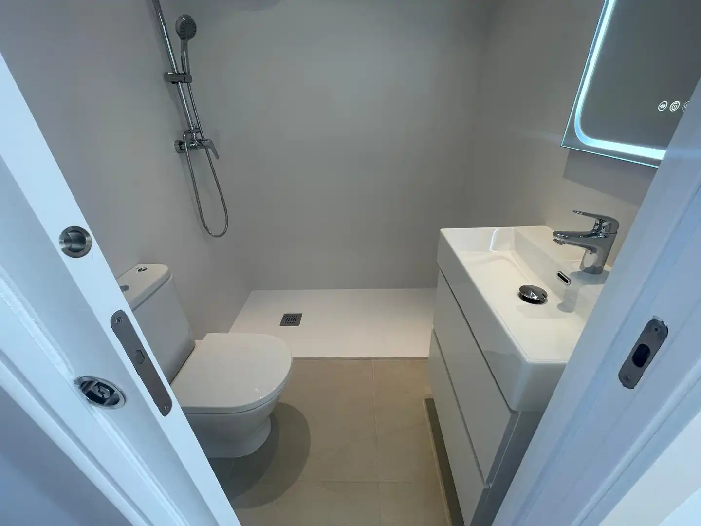 Bathroom of Attic for rent in Zaragoza  with Air Conditioner, Heating and Parquet flooring